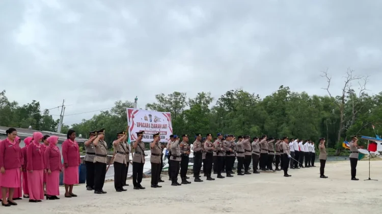 Polres Sorong Selatan Ziarah Rombongan ke TMP Tri Tjakrabuana Teminabuan