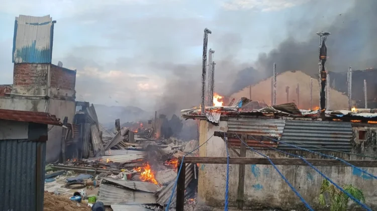Si Jago Merah Melahap Ratusan Rumah Warga di Klademak II Pantai