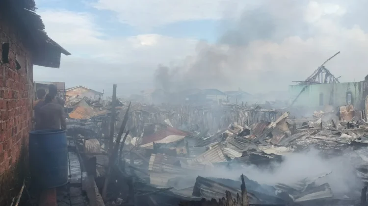 Si Jago Merah Melahap Ratusan Rumah Warga di Klademak II Pantai