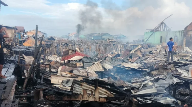 Si Jago Merah Melahap Ratusan Rumah Warga di Klademak II Pantai