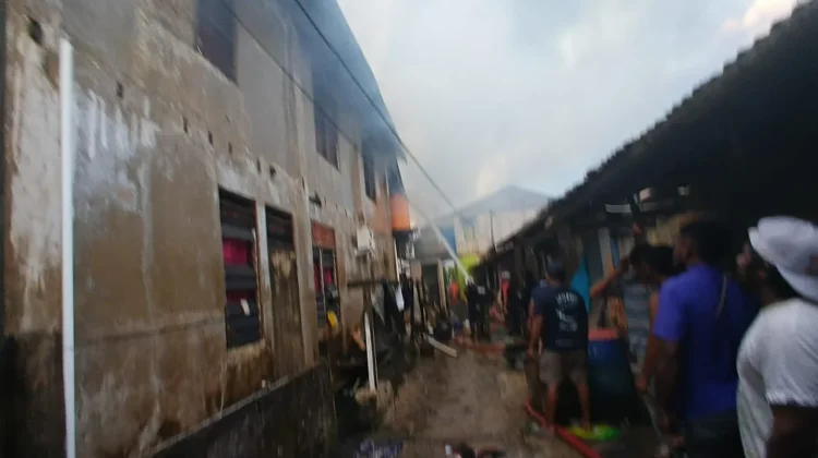 Si Jago Merah Melahap Ratusan Rumah Warga di Klademak II Pantai