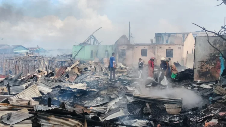 Si Jago Merah Melahap Ratusan Rumah Warga di Klademak II Pantai