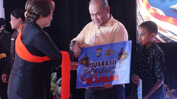 Dua Personel Polres Tambrauw Terima Penghargaan di Hari Bhayangkara ke-80