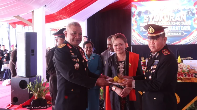 Berita Foto - Dua Personel Polres Tambrauw Terima Penghargaan di Ha…