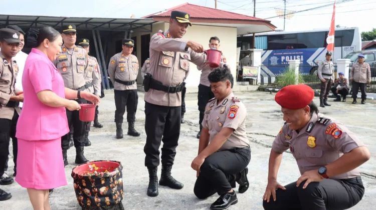 Kapolres Sorong Selatan Pimpin Upacara Kenaikan Pangkat 56 Personel