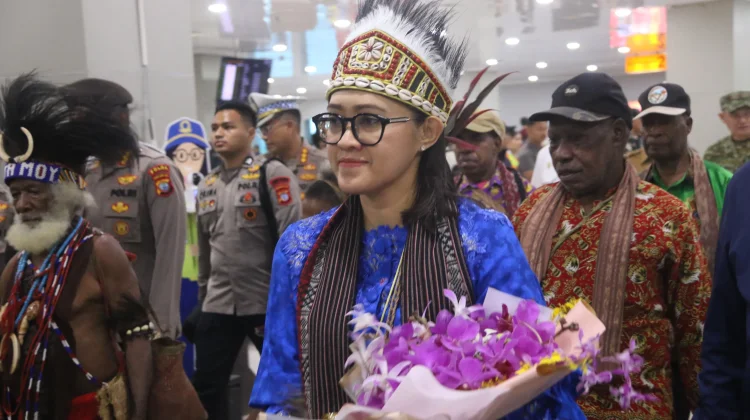 Brigjen Pol. Audie Sonny Latuheru Disambut Meriah saat Tiba di Bumi Kasuari