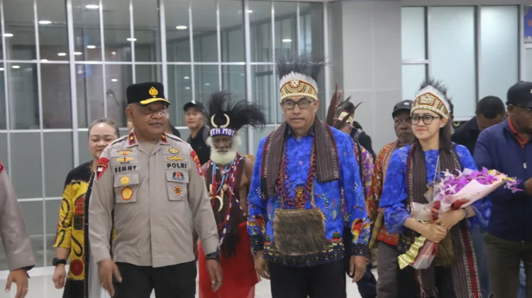Brigjen Pol. Audie Sonny Latuheru Disambut Meriah saat Tiba di Bumi Kasuari