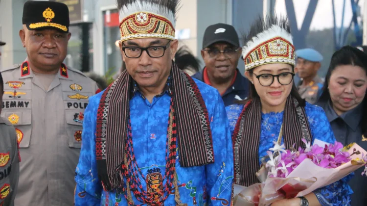 Brigjen Pol. Audie Sonny Latuheru Disambut Meriah saat Tiba di Bumi Kasuari
