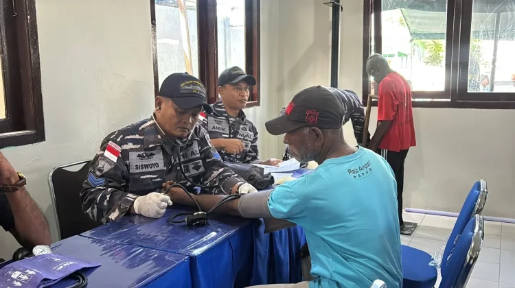Tindaklanjuti Arahan Pangkoarmada III, Kri Teluk Wondama-527 Melaksanakan Baksos