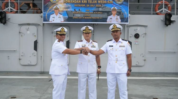 Dansatfib Koarmada III Pimpin Sertijab Komandan KRI Teluk Weda-526