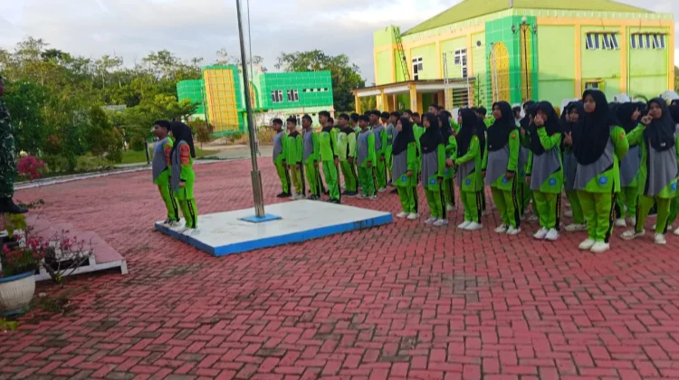 Babinsa Salawati Bersama Siswa IC MAN Olahraga Senam Pagi