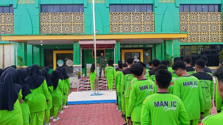 Babinsa Salawati Bersama Siswa IC MAN Olahraga Senam Pagi