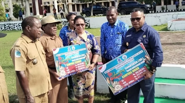 Momen Penyerahan Dana Kampung di Wilayah Kabupaten Sorong Selatan