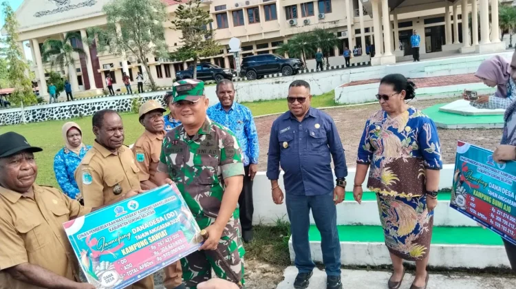 Momen Penyerahan Dana Kampung di Wilayah Kabupaten Sorong Selatan