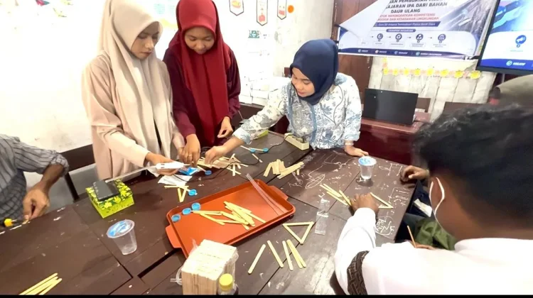 Pelatihan Pembuatan Media Pembelajaran IPA Dari Bahan Daur Ulang