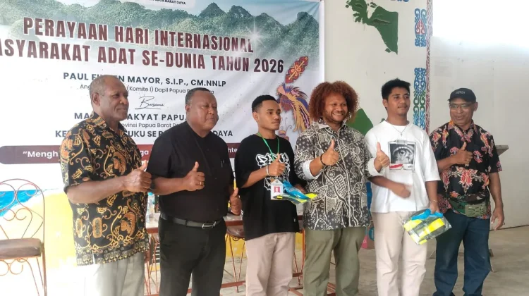 Senator Paul Fincen Mayor Beri Bantuan Dana Kepada 30 Orang UMKM