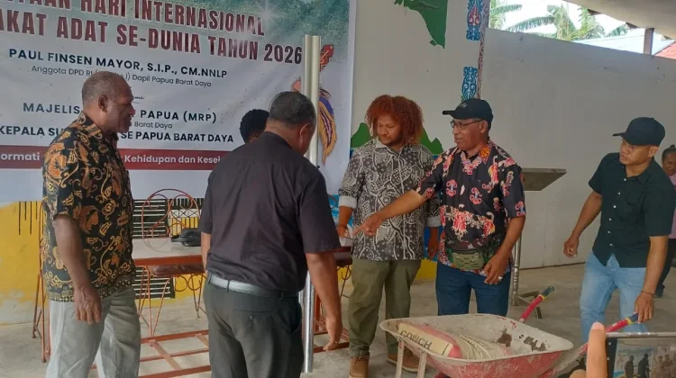 Senator Paul Fincen Mayor Beri Bantuan Dana Kepada 30 Orang UMKM