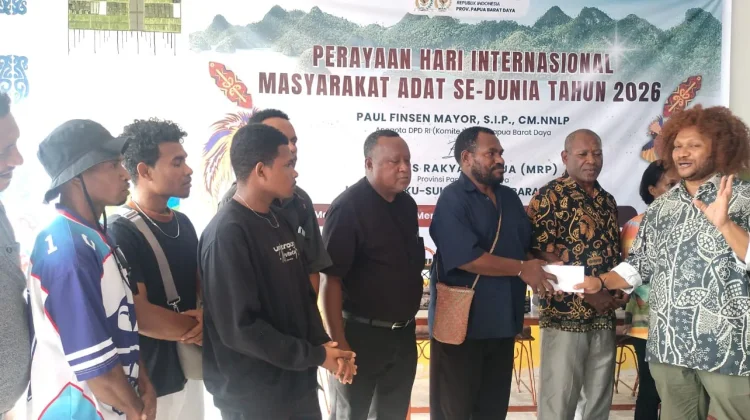 Senator Paul Fincen Mayor Beri Bantuan Dana Kepada 30 Orang UMKM