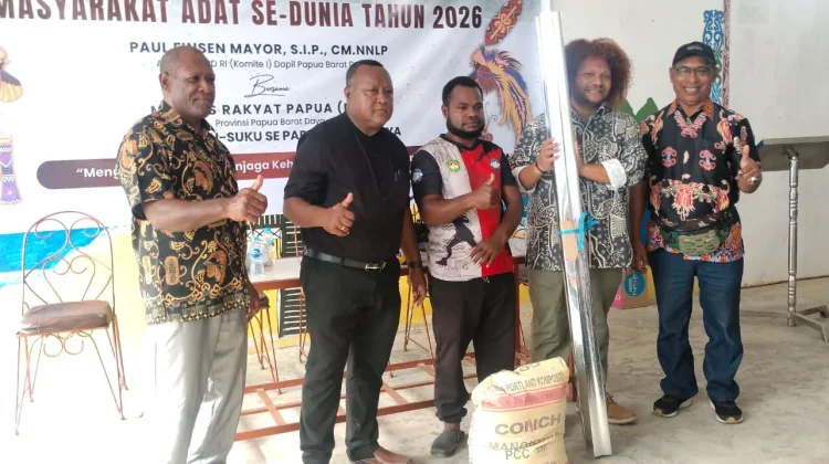 Senator Paul Fincen Mayor Beri Bantuan Dana Kepada 30 Orang UMKM