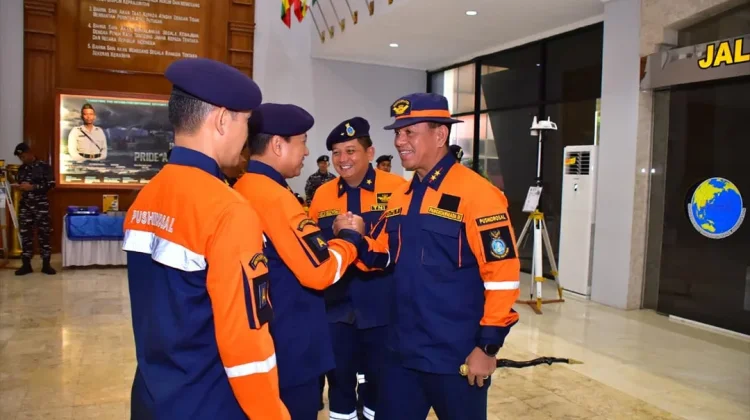 Panglima Koarmada III Terima Brevet Kehormatan Hidro-oseanografi TNI AL