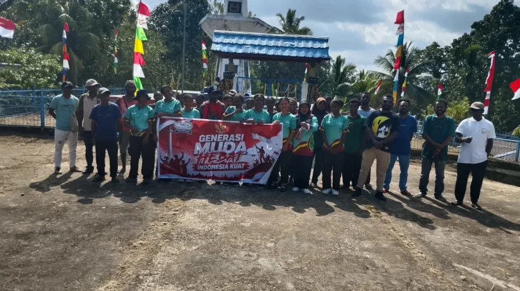 DPC BMP Sorong Selatan Bersih-bersih Tugu Trikora Sambut HUT RI ke-81