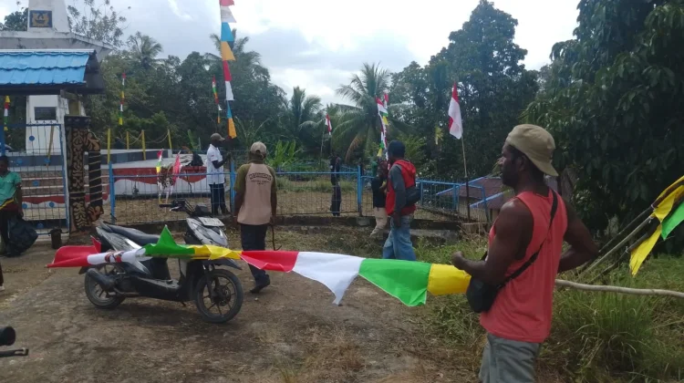 DPC BMP Sorong Selatan Bersih-bersih Tugu Trikora Sambut HUT RI ke-81