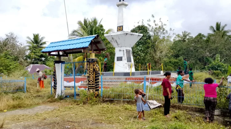 DPC BMP Sorong Selatan Bersih-bersih Tugu Trikora Sambut HUT RI ke-81
