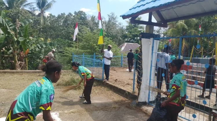 DPC BMP Sorong Selatan Bersih-bersih Tugu Trikora Sambut HUT RI ke-81