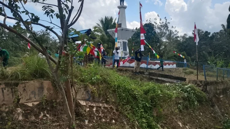 DPC BMP Sorong Selatan Bersih-bersih Tugu Trikora Sambut HUT RI ke-81