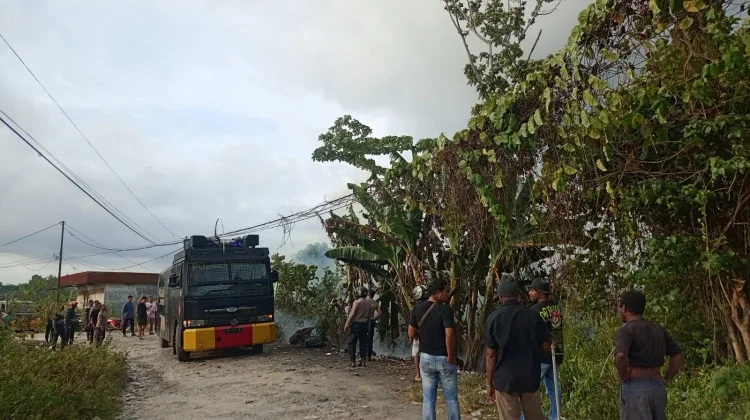 Polres Sorong Selatan Padamkan Kebakaran di Area TPU