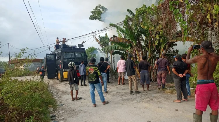 Polres Sorong Selatan Padamkan Kebakaran di Area TPU