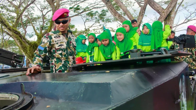 Koarmada III Laksanakan Panggung Rakyat Bersama Masyarakat Peringati HUT RI ke-81