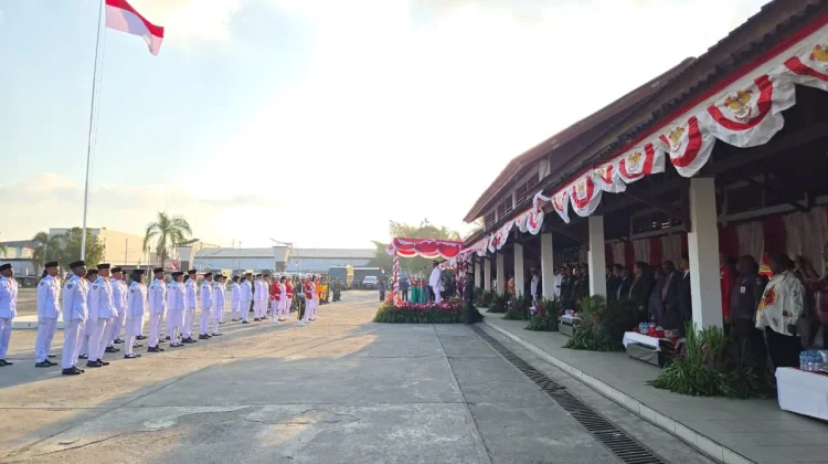 Upacara Penurunan Bendera HUT Ke-81 RI di Kabupaten Sorong
