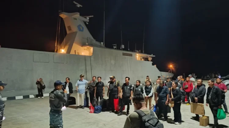 KRI Hampala-880 Dukung Upacara HUT Ke-81 Kemerdekaan RI di Pulau Numfor