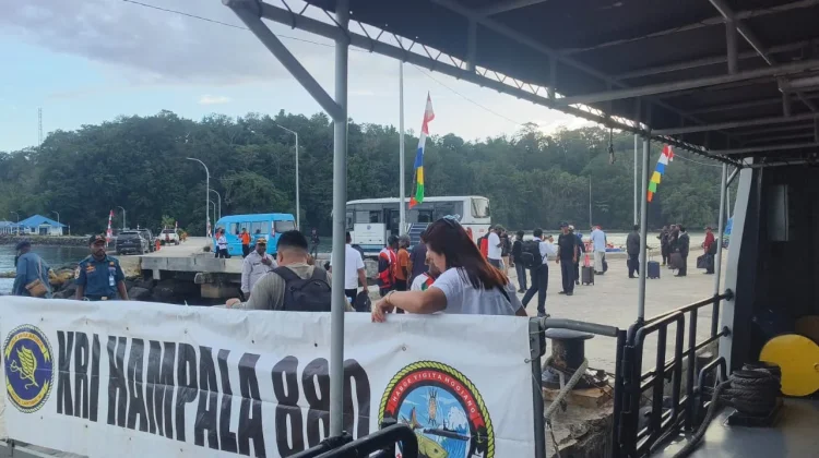 KRI Hampala-880 Dukung Upacara HUT Ke-81 Kemerdekaan RI di Pulau Numfor