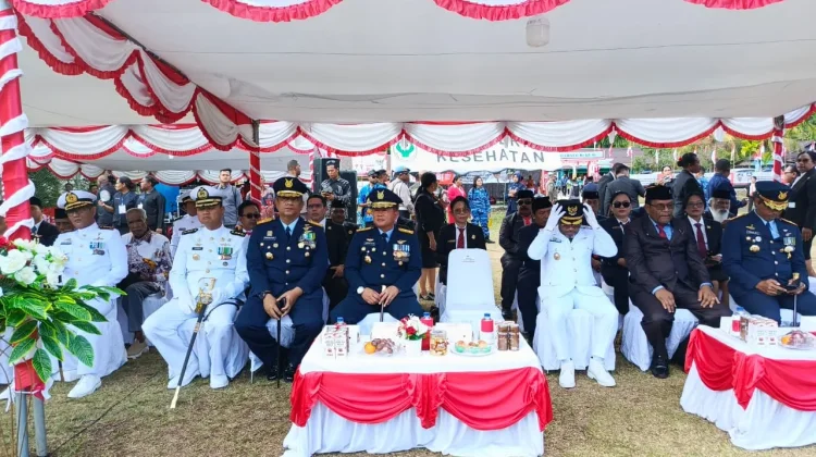 KRI Hampala-880 Dukung Upacara HUT Ke-81 Kemerdekaan RI di Pulau Numfor