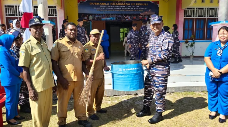 Guskamla Koarmada III Laksanakan Baksos dan Bakkes Bagi Warga Pesisir Bondifuar