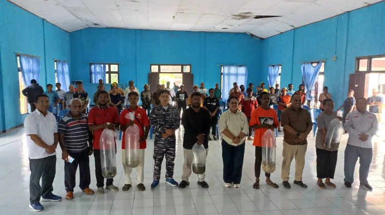 Penyerahan Bantuan Benih Ikan oleh Dinas Perikanan dan Kelautan Sorong Selatan
