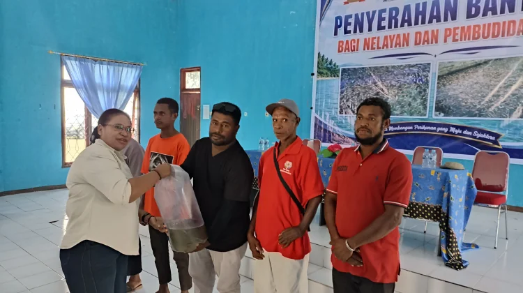 Penyerahan Bantuan Benih Ikan oleh Dinas Perikanan dan Kelautan Sorong Selatan