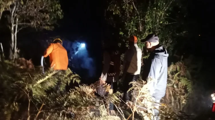 Personel Polres Sorong Selatan Tangani Kebakaran Lahan