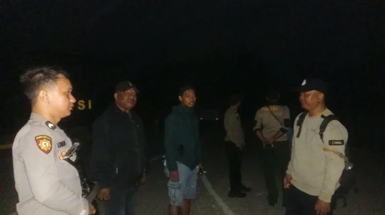 Personel Polres Sorong Selatan Tangani Kebakaran Lahan