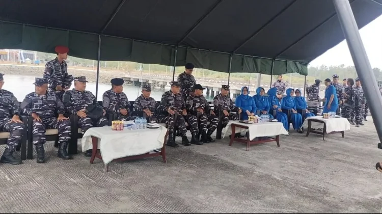 Peduli NTT, TNI AL Distribusikan 10 Ton Bantuan Kemanusiaan Melalui Koarmada III