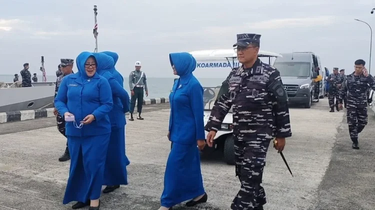 Peduli NTT, TNI AL Distribusikan 10 Ton Bantuan Kemanusiaan Melalui Koarmada III