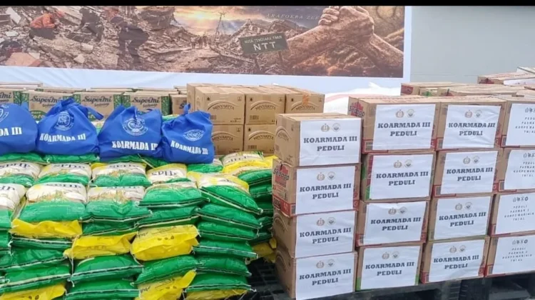 Peduli NTT, TNI AL Distribusikan 10 Ton Bantuan Kemanusiaan Melalui Koarmada III