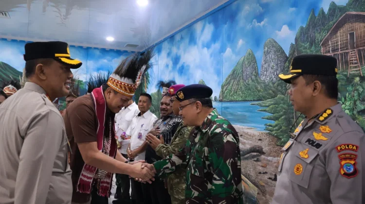 Brigjen Pol. Hengki Haryadi Tiba di Sorong. Disambut Wakapolda dan Forkopimda
