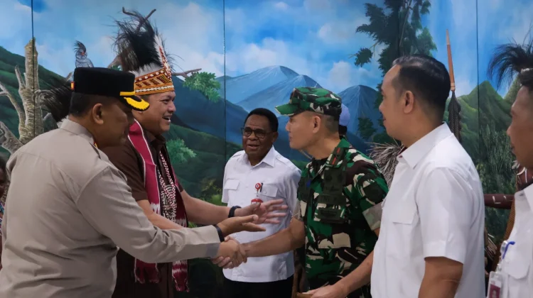Brigjen Pol. Hengki Haryadi Tiba di Sorong. Disambut Wakapolda dan Forkopimda
