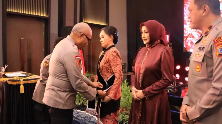 Kapolda Papua Barat Daya Pimpin Serah Terima Tugas Ibu Asuh Polwan