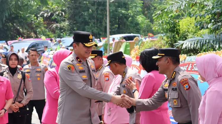 Tradisi Penyambutan dan Pelepasan Warnai Pergantian Kepemimpinan Kapolda PBD