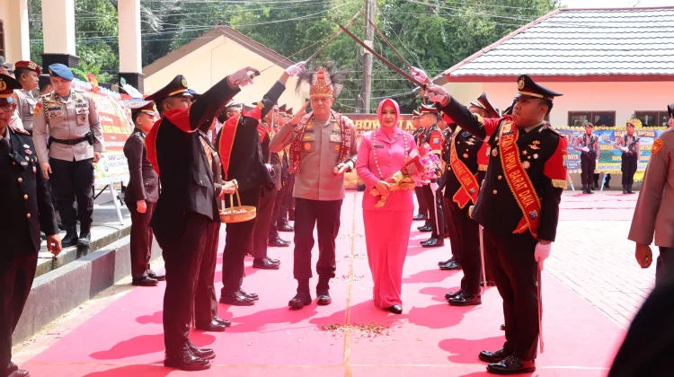 Tradisi Penyambutan dan Pelepasan Warnai Pergantian Kepemimpinan Kapolda PBD