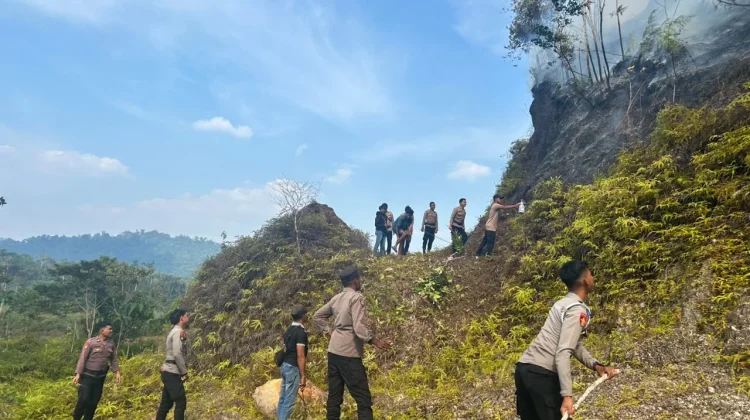 Polres Tambrauw Padamkan Kebakaran Lahan di Sekitar Kediaman Wakil Bupati